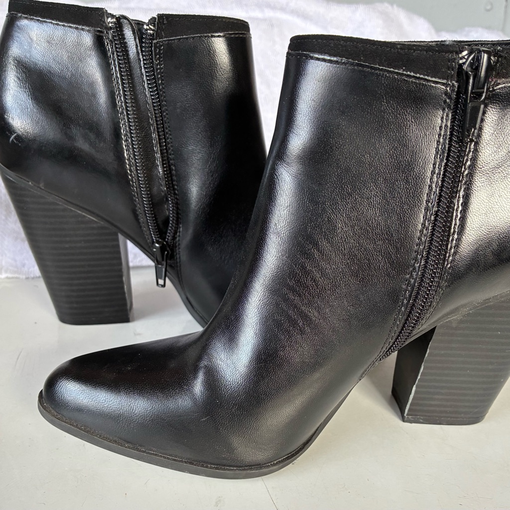 Charles Jourdan Woman’s Sleek Black Heeled Boots Sz 8.5 Us